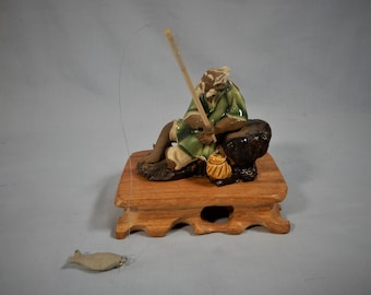 Antigua figura de pescador de barro de cerámica china retirada soporte de madera alrededor de la década de 1940