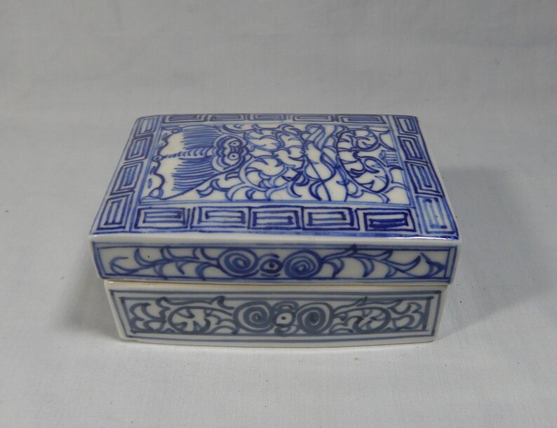 Vintage Chinese blue /& white export porcelain trinket box circa mid 1900s unused