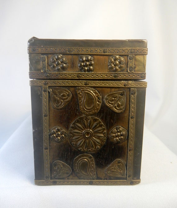 Antique Tibetan wooden box with engraved copper f… - image 1
