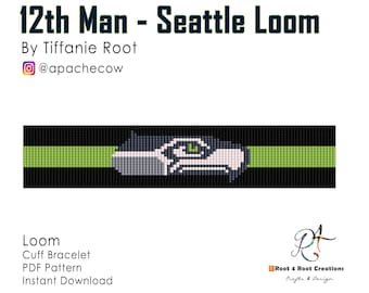 Könnte beinhalten: Ein digitales PDF-Muster für ein Webarmband mit dem Titel 12th Man - Seattle Loom von Tiffanie Root. Das Design zeigt ein verpixeltes Vogelkopf-Logo in Blau, Weiß und Grün, zentriert auf einem schwarzen horizontalen Band mit einem lindgrünen Streifen.