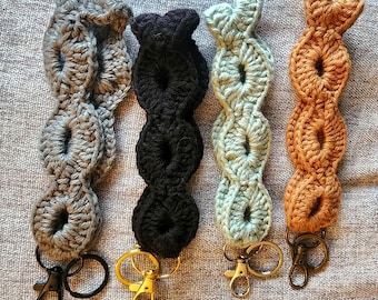 Llavero de pulsera de crochet festoneado