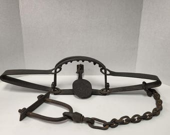 Antique Triumph 415X Bear Trap with Toothed Jaws – Vintage Trap Collectible