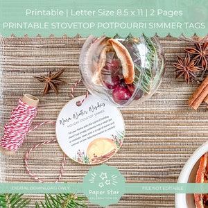 Puede incluir: Etiquetas imprimibles para potpourri de estufa. Las etiquetas son blancas con un diseño de acuarela de naranjas, palitos de canela y arándanos. El texto en la etiqueta dice "Warm Winter Wishes Holiday Stovetop Simmer". ¡Llena tu hogar con el aroma de las fiestas! Simplemente vacía el contenido en una olla pequeña o una olla de cocción lenta, cubre con 2-3 tazas de agua y cocina a fuego lento. Agrega más agua según sea necesario.