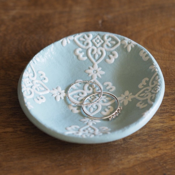 Mint green ring holder - Mint green wedding ring dish - Filigree ring holder - Clay jewelry tray -Valentines day gift - Wedding ring holder