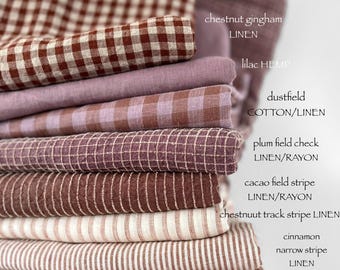 Puede incluir: Una pila de muestras de tela variadas en tonos marrones y morados. Las telas incluyen cuadros, rayas y colores lisos. El texto de la imagen dice "allnaturalfabrics.com.au" y enumera tipos de tela como lino y cáñamo.