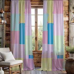Puede incluir: Dos cortinas transparentes para ventanas con un colorido patrón geométrico. El diseño presenta bloques rectangulares en tonos pastel de rosa, azul, amarillo y verde. Las cortinas cuelgan frente a una ventana, agregando un toque de color a la habitación.