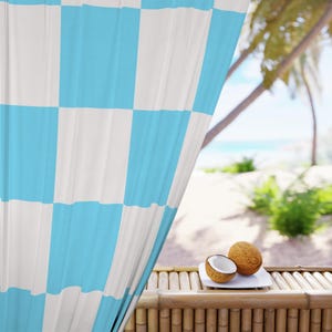 Schicke blaue Fensterbehandlung für ein helles, sommerfertiges Zuhause