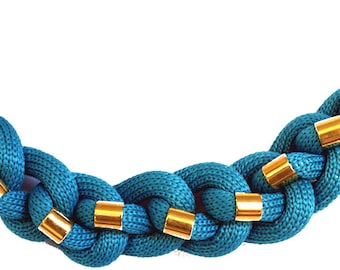 Collier de cordon bleu, corde, éléments de couleur or, collier tressé, bijoux