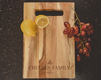 Tabla de cortar de madera de acacia personalizada con nombre de familia grabado