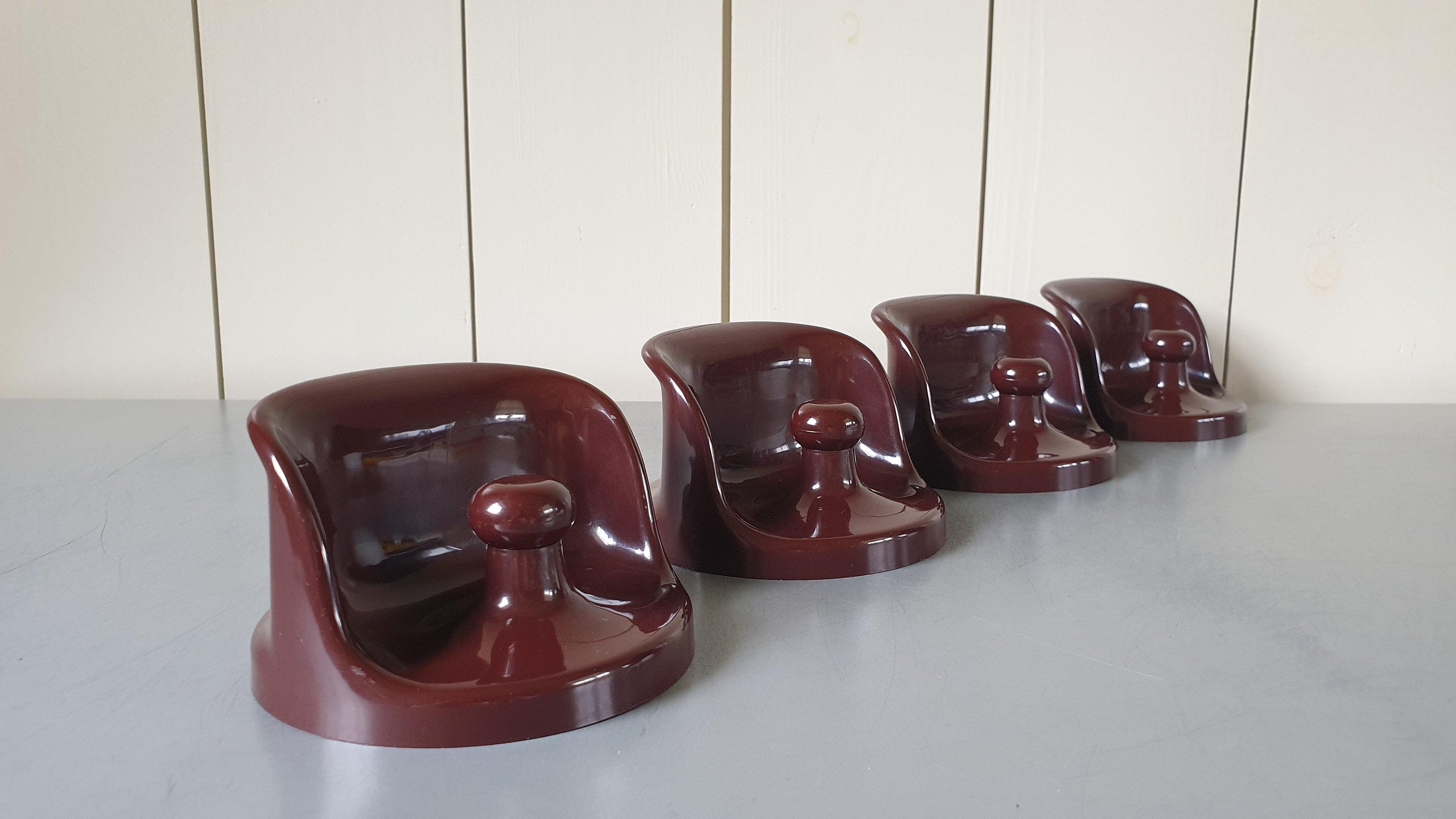 Vintage Kartell 4702 Wall Hook Coat Clothes Hooks en Plastique Brun Conçu Par Olaf Von Bohr. Italien