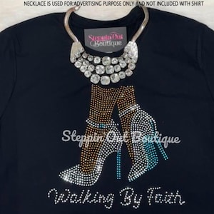 Camisa con diamantes de imitación "Caminando por la fe", camisa con brillo "Caminando por la fe", camisas cristianas, camisa de iglesia para mujer, camisa de fe para mujer