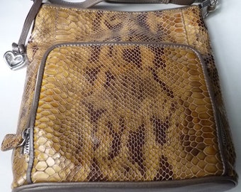 Bolso bandolera organizador con relieve de piel de serpiente de Brighton