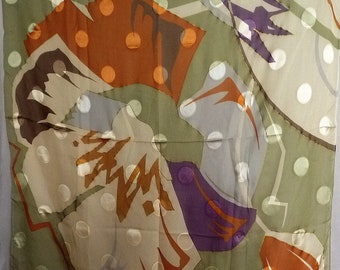 Peut inclure: Un foulard en soie vert avec un motif de pois blancs et des formes abstraites dans des tons de brun, orange et violet.