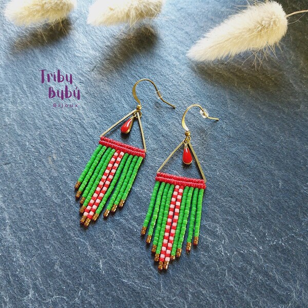 Boucles d'oreilles pendantes bronze "Nazinga" micro macramé rouge et Miyuki vert, rouge et rose pâle, inspiration africaine, tissé main