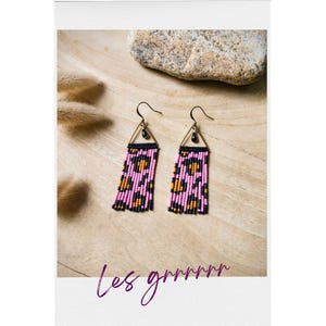 „Grrrr“-Ohrhänger aus schwarzem und pinkfarbenem Mikromakramee mit pinkfarbenen Miyuki Delica-Perlen, handgewebt, bronzefarbene Schlaufen, Leopardenmuster