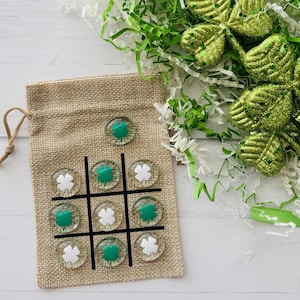 Juego de tres en raya con tréboles: Tema del Día de San Patricio