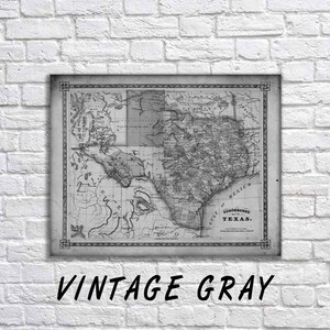 Op de afbeelding: Vintage zwart-witte kaart van Texas met de tekst "Schonberg's Map of Texas" en "Gulf of Mexico" gedrukt op de kaart. De kaart is omlijst met een decoratieve rand.