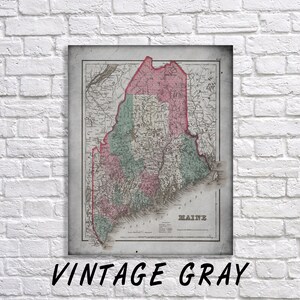 Pu&ograve; includere: Mappa vintage incorniciata del Maine, con tonalit&agrave; grigie, rosa e verdi. La mappa presenta un'illustrazione cartografica dettagliata e include il testo "MAINE" e "VINTAGE GRAY" in basso.
