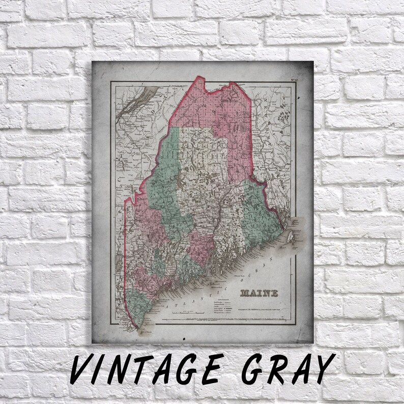 Pu&ograve; includere: Mappa vintage incorniciata del Maine, con tonalit&agrave; grigie, rosa e verdi. La mappa presenta un'illustrazione cartografica dettagliata e include il testo "MAINE" e "VINTAGE GRAY" in basso.