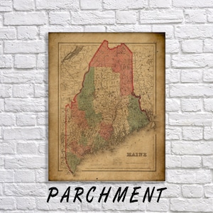 Pu&ograve; includere: Una mappa vintage del Maine, con cartografia dettagliata in tonalit&agrave; di rosso, verde e beige. La mappa &egrave; incorniciata con un bordo simile alla pergamena e la parola "MAINE" &egrave; visibile. La parola "PARCHMENT" &egrave; scritta in nero in basso.