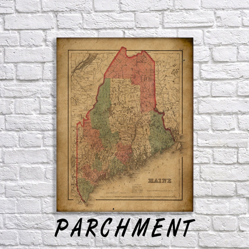 Pu&ograve; includere: Una mappa vintage del Maine, con cartografia dettagliata in tonalit&agrave; di rosso, verde e beige. La mappa &egrave; incorniciata con un bordo simile alla pergamena e la parola "MAINE" &egrave; visibile. La parola "PARCHMENT" &egrave; scritta in nero in basso.