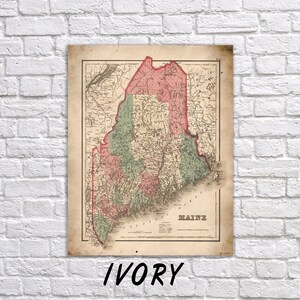 Pu&ograve; includere: Una mappa antica del Maine, con cartografia dettagliata in rosso, verde e beige. La mappa &egrave; incorniciata e montata su un muro di mattoni bianchi. La parola "IVORY" &egrave; stampata in nero in basso.