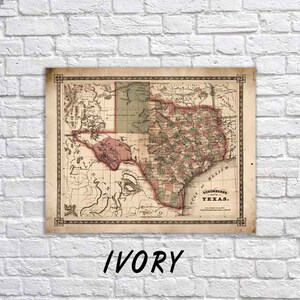 Op de afbeelding: Een antieke kaart van Texas, gedrukt in zwarte, rode en groene inkt op cr&egrave;mekleurig papier. De kaart toont de county's en belangrijkste steden van de staat. De titel van de kaart is "Schonberg's Map of Texas".