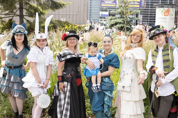 Costume White Rabbit With Hat, Bag and Leather Corset Alice