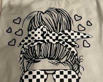 Logotipo de la camiseta de mamá bun desordenado