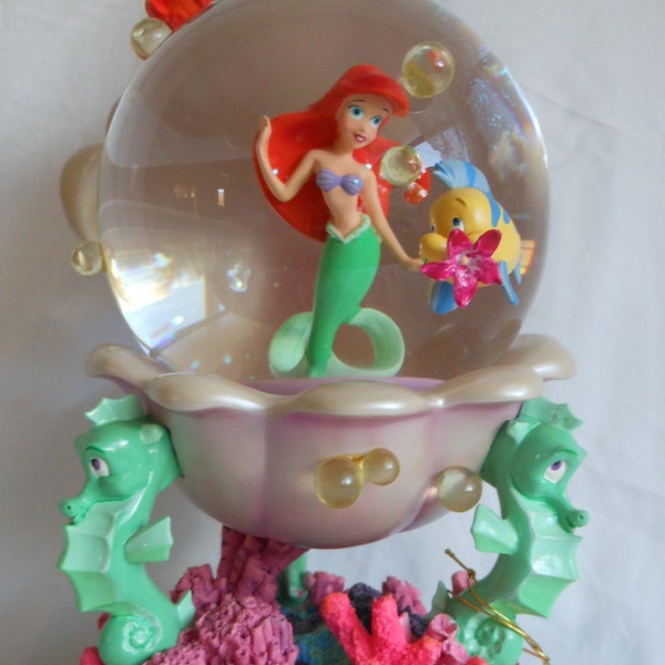 Vintage Disney Prinzessin die kleine Meerjungfrau Ariel in Shell Schneekugel Globus Wasser aus dem Disney Store spielt 