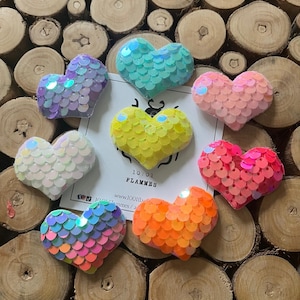 Broche pequeño de corazón con lentejuelas