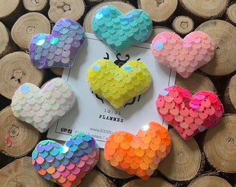 Broche pequeño de corazón con lentejuelas