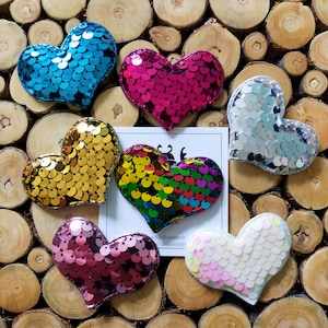 Broches de corazón de lentejuelas