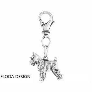 Op de afbeelding: Zilveren sleutelhanger met een gedetailleerde miniatuur schnauzer hondenhanger. De sleutelhanger heeft een zilveren karabijnhaak.