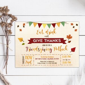 Può includere: Un invito per il Ringraziamento con uno sfondo in legno rustico. L'invito presenta uno striscione con foglie autunnali e il testo "Mangiare, bere e dare grazie. Unisciti a noi per un Friendsgiving Potluck. Giovedì 2 novembre. 18:00-21:00".