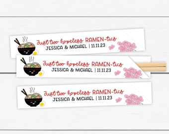 Puede incluir: Tres etiquetas blancas con un cuenco de ramen de dibujos animados y palillos. El texto en las etiquetas dice "Just two hopeless ramen-tics Jessica & Michael | 11.11.23". Las etiquetas están diseñadas para palillos.