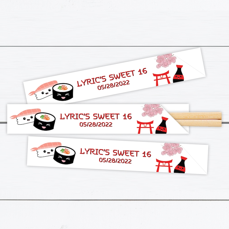 Puede incluir: Envoltorios blancos para palillos con un dise&ntilde;o de sushi y el texto "LYRIC'S SWEET 16 05/28/2022" impreso en ellos. Los envoltorios presentan un rollo de sushi de dibujos animados con una cara sonriente, una gamba, una puerta japonesa roja y una botella de salsa de soja.