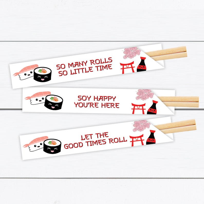 Puede incluir: Tres porta palillos blancos con un dise&ntilde;o de sushi rojo y negro. Los porta palillos presentan una puerta japonesa roja, una flor de cerezo rosa y una botella de salsa de soja. El texto en los porta palillos dice "So many rolls so little time", "Soy happy you're here", y "Let the good times roll".