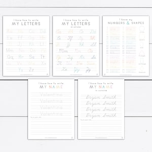 Puede incluir: Cuatro hojas de trabajo imprimibles para aprender el alfabeto, los números y las formas. Las hojas de trabajo presentan líneas de colores para trazar letras y números, así como ilustraciones de formas. Las hojas de trabajo incluyen el texto "Sé escribir mis letras", "Sé escribir mis letras en cursiva", "Conozco mis números y formas", "Sé escribir mi nombre", y "Sé escribir mi nombre en cursiva".