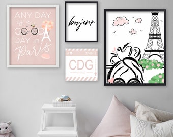 Può includere: Un set di quattro stampe incorniciate a tema parigino. Le stampe presentano un design rosa e bianco con il testo "Any day is a good day in Paris", un'illustrazione in bianco e nero di una donna con un chignon e occhiali da sole, una stampa in bianco e nero con il testo "bonjour", e una stampa rosa e bianco con il testo "CDG Paris".