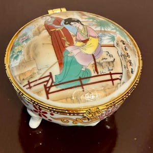 Vintage Chinese Porcelain Trinket Box with Mirror – Footed Hinged Jewelry Box Hand Painted Geisha Scene