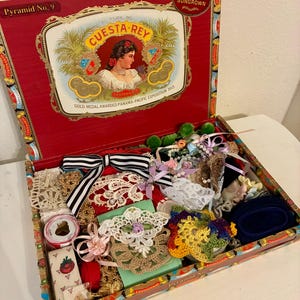 Vintage Cuesta-Rey Zigarrenkiste Gefüllt mit Spitze, Bändern und Craft Trim