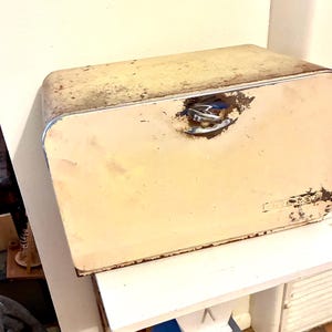 Vintage Lincoln Beauty Box Bread Box, Retro Metal Bread Bin with Built-In Bread Board, Mid Century Farmhouse Kitchen Déco