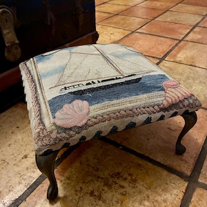 Repose-pieds nautique vintage - ottomane tapisserie voilier avec pieds cabrioles en métal, décoration côtière, meubles d'appoint