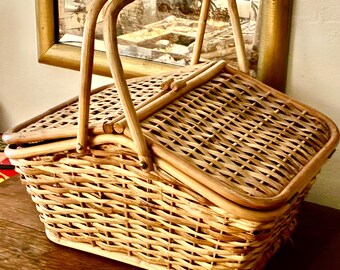 Cestino da picnic vintage in vimini con manico e coperchio incernierato / Decorazione rustica da fattoria / Cestino portaoggetti con rivestimento a quadri rossi / Cottagecore