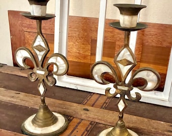 Vintage messing en parelmoeren kandelaars met fleur-de-lis-motief – paar van 24,7 cm