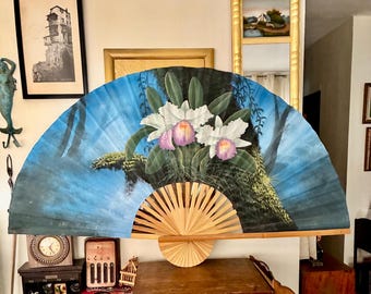 Ventilador de pared vintage de bambú pintado a mano, 60x35 cm, orquídea azul, selva, flores, estilo asiático, plegable, gran pieza decorativa para pared.