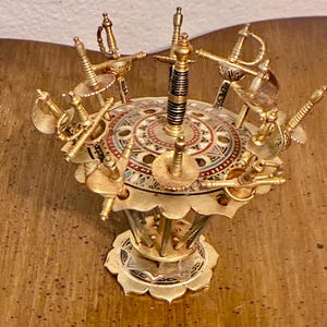 Vintage Toledo cocktailzwaarden – set van 12 miniatuur hapjeszwaarden met sierlijke standaard