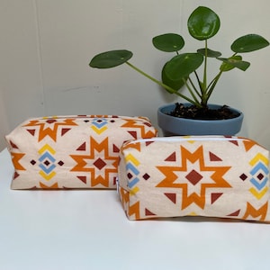 Orangefarbene Schminktasche aus Flanell mit Aztekenmuster - Erhältlich in Zwei Größen