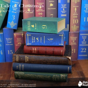 Puede incluir: Una pila de libros en miniatura con letras doradas y n&uacute;meros en los lomos, dispuestos para parecer un calendario de adviento. Los libros est&aacute;n apilados sobre una superficie de madera. El libro superior es verde y dice "How the Grinch Stole Christmas". El libro inferior es verde y dice "Scott of the Antarctic".
